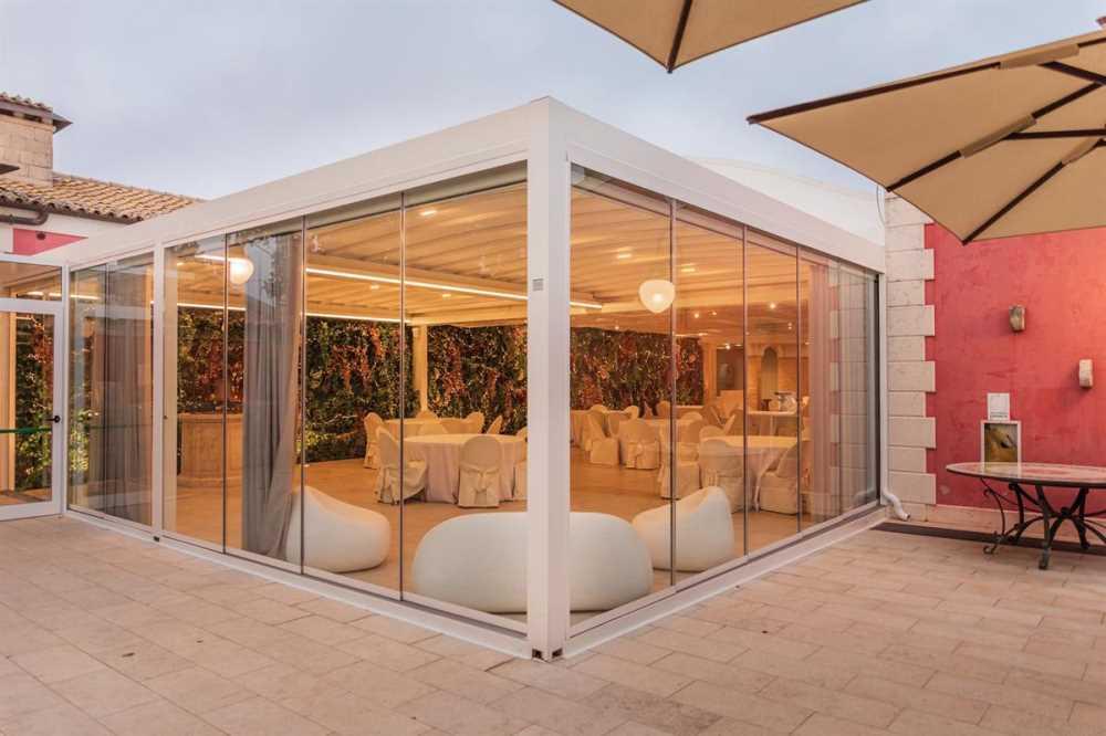 Pergola con vetrate panoramiche in uno spazio outdoor