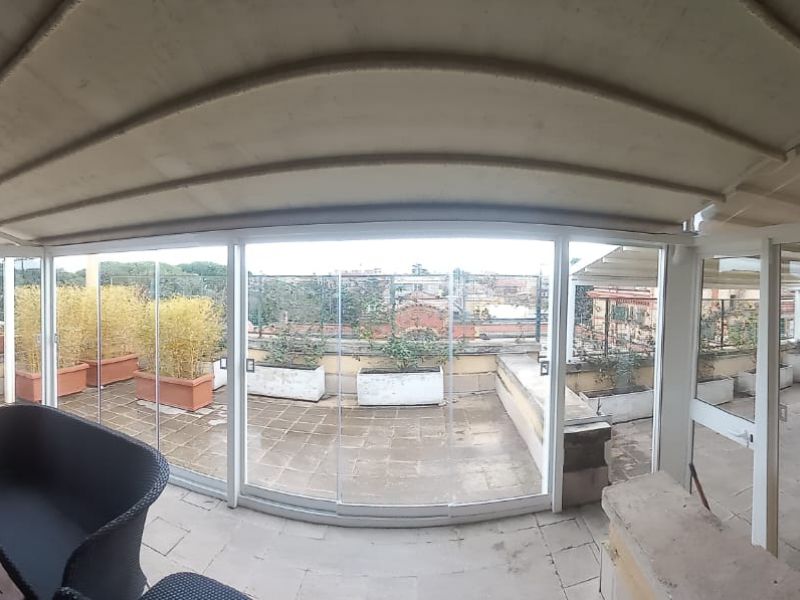 CHIUSURA CON VETRATE PANORAMICHE E PORTE